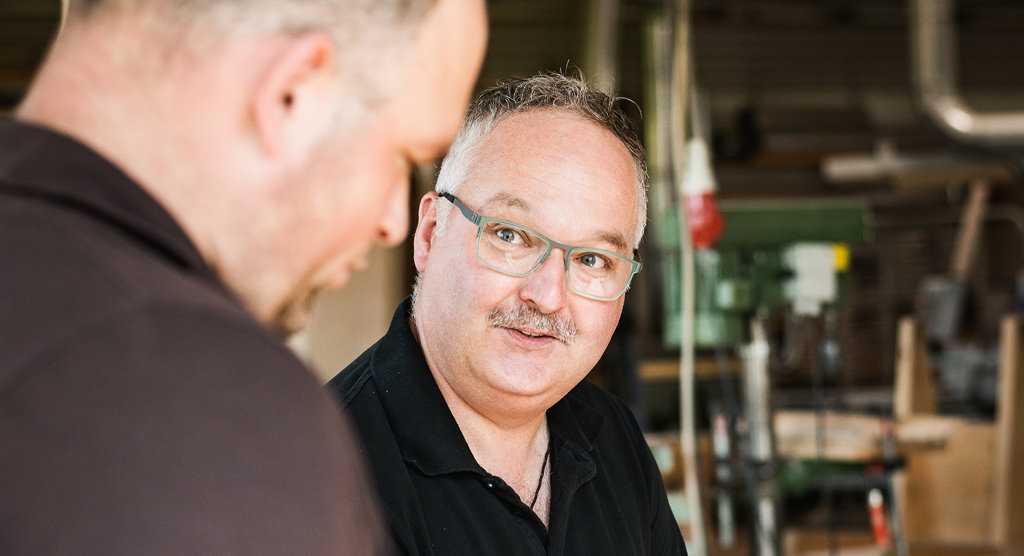 Dieter Seng in seiner Schreinerwerkstatt in Petersberg