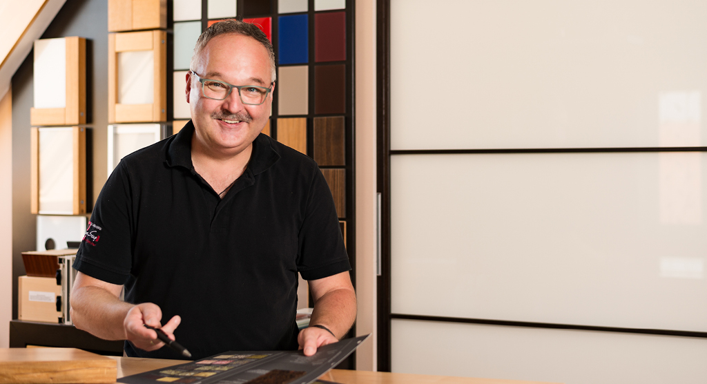 Dieter Seng in seiner Schreinerwerkstatt in Petersberg