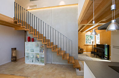 Faltwerktreppe Holz mit Stahlgeländer und Sichtbeton vom Schreiner Fulda
