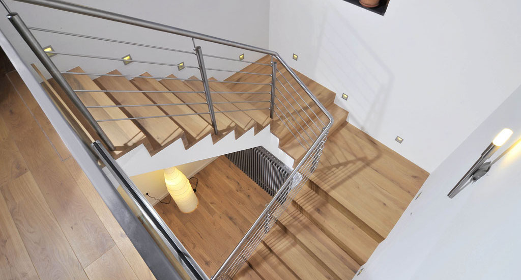 Holzstufen Massiv Eiche auf Betontreppe mit Stahl und Metall Geländer Treppenbau in Fulda