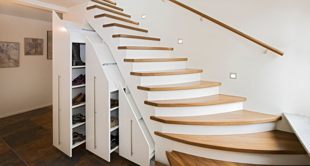 Holztreppe mit Einbauschrank und Garderobe in Eiche und weiß lackiert in Künzel