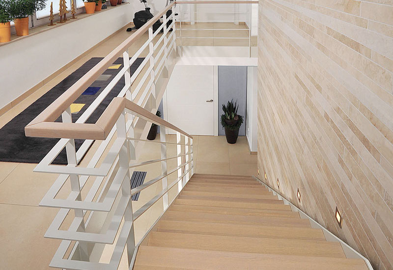 Holztreppe Modern in Eiche weiß lasiert und Metallgeländer vom Treppenbauer in Fulda