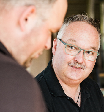 Dieter Seng mit Mitarbeiter in der Werkstatt