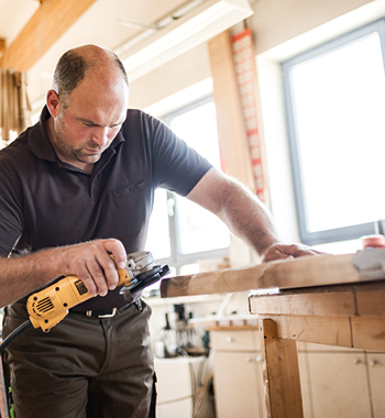 Schreinerarbeiten in der Werkstatt