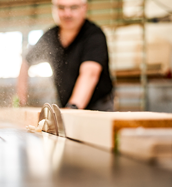 Schreinerarbeiten in der Werkstatt in Petersberg