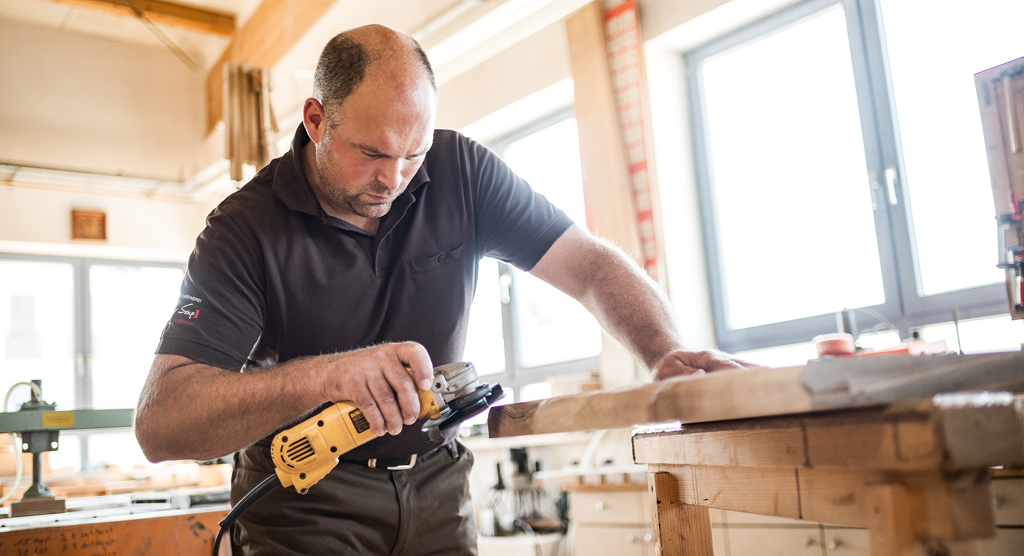 Dieter Seng in seiner Schreinerwerkstatt in Petersberg