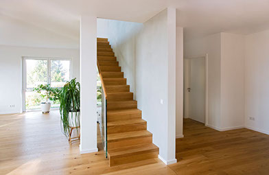 Holztreppe Modern mit Glasgeländer und Handlauf in Eiche massiv in Künzel