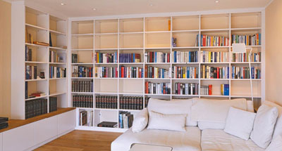 Neue Küchenzeile in weiß, Holzrahmen-Gleittüre von Schreinerei in Rodenbach, Hanau, Maintal